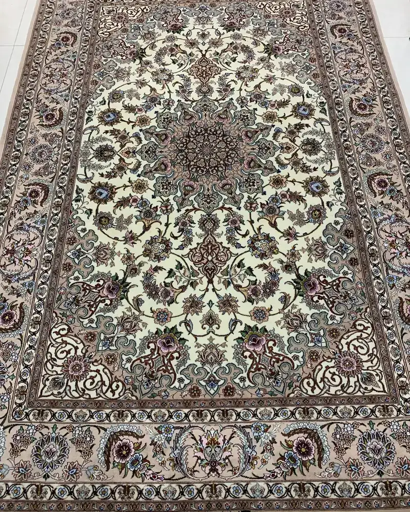 伊斯法罕波斯手工打结地毯 — 象牙色 银色 花卉中心章纹 — 160 × 240 cm — image 2