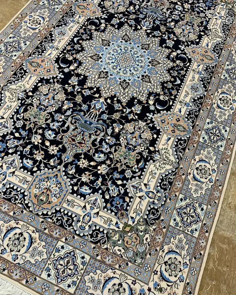 فرش دستباف اصفهان — ترنج ستارهای معماری سرمهای — 160 × 257 cm — image 2