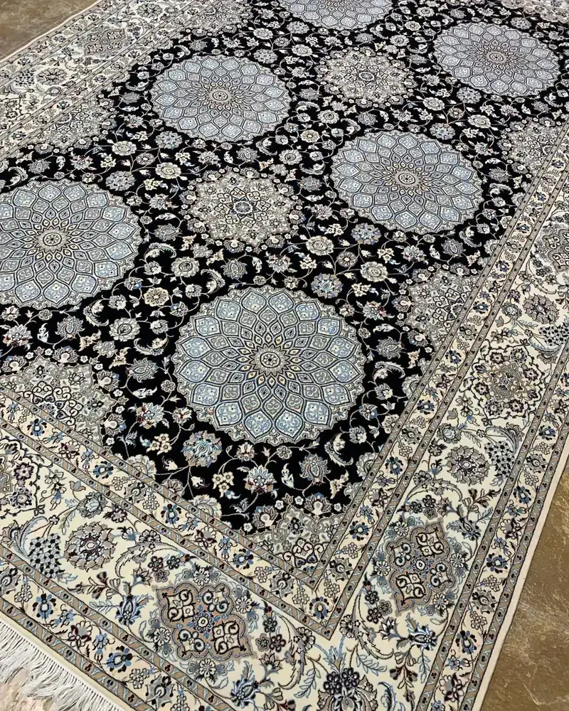 伊斯法罕波斯手工打结地毯 — 午夜蓝六重玫瑰花卉中心章 — 222 × 327 cm — 斜角视图