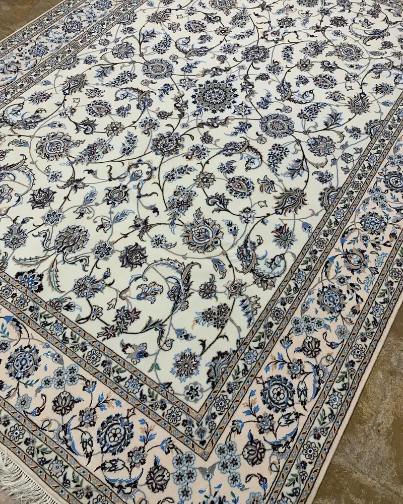Tapis persan d’Ispahan noué à la main — Afshan floral ivoire à décor continu — 207 × 300 cm — vue en angle