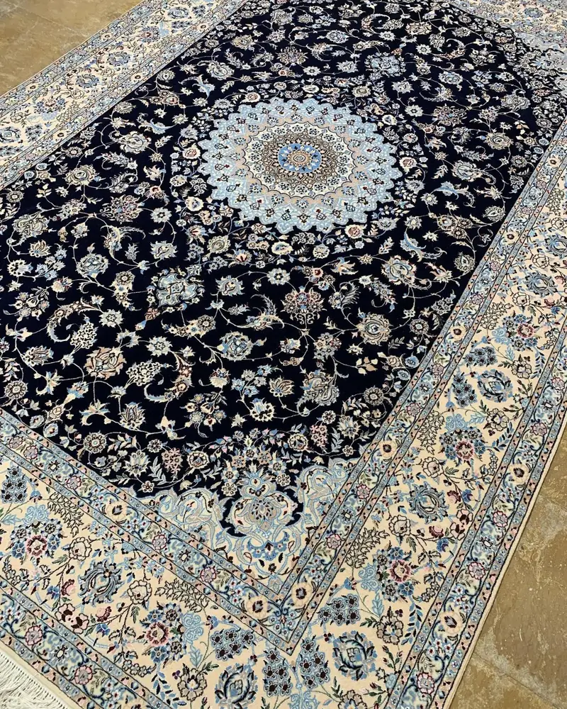 سجادة أصفهان فارسية معقودة يدوياً — ميدالية وردية كبيرة زرقاء داكنة — 215 × 315 cm — منظر بزاوية
