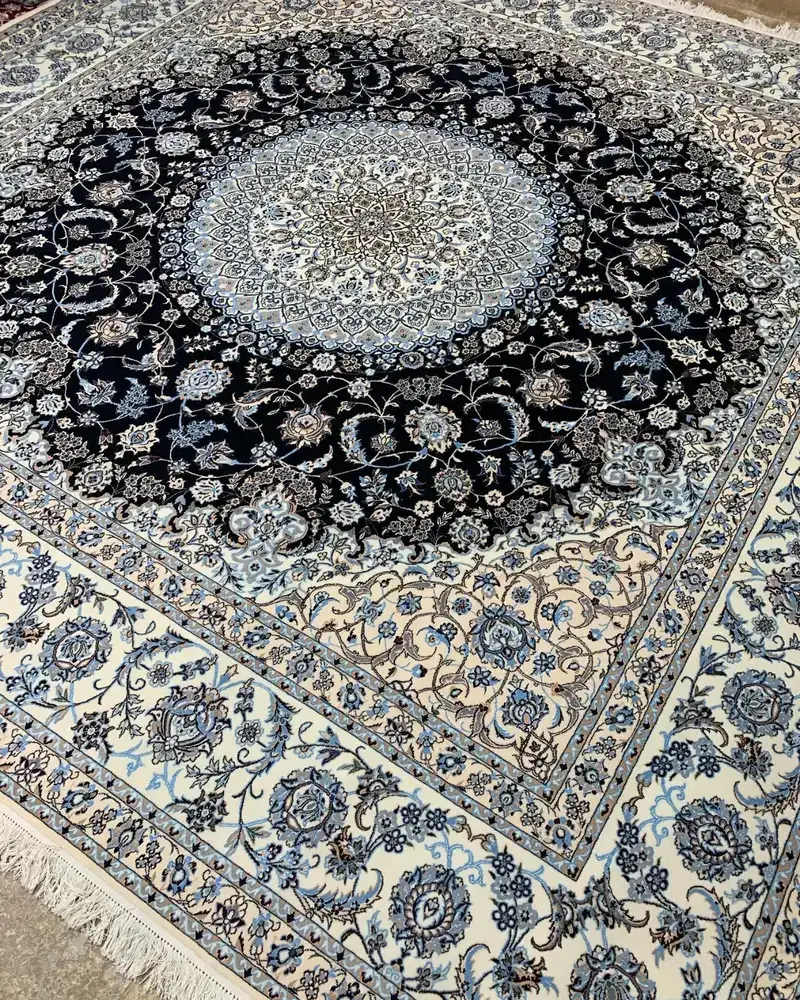 فرش دستباف اصفهان — ترنج دایرهای رزت بزرگ سرمهای — 308 × 310 cm — نمای زاویهدار