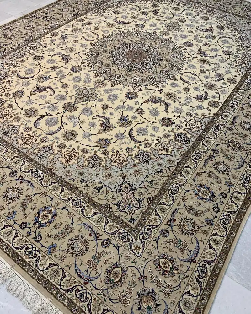 イスファハン手結びペルシャ絨毯 — アイボリーシルバー大型アラベスク・メダリオン — 300 × 400 cm — 斜めからの画像