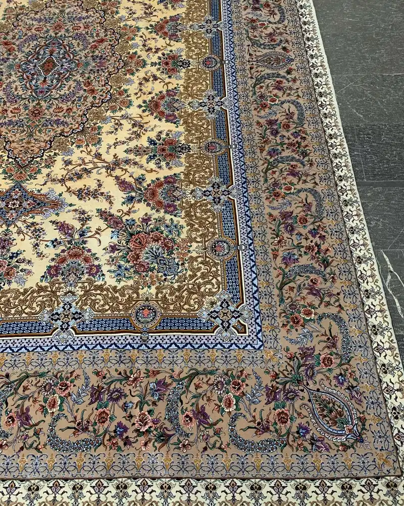 جفت فرش دستباف اصفهان — ترنج گل‌وبوته دسته‌گلی طلایی عاجی