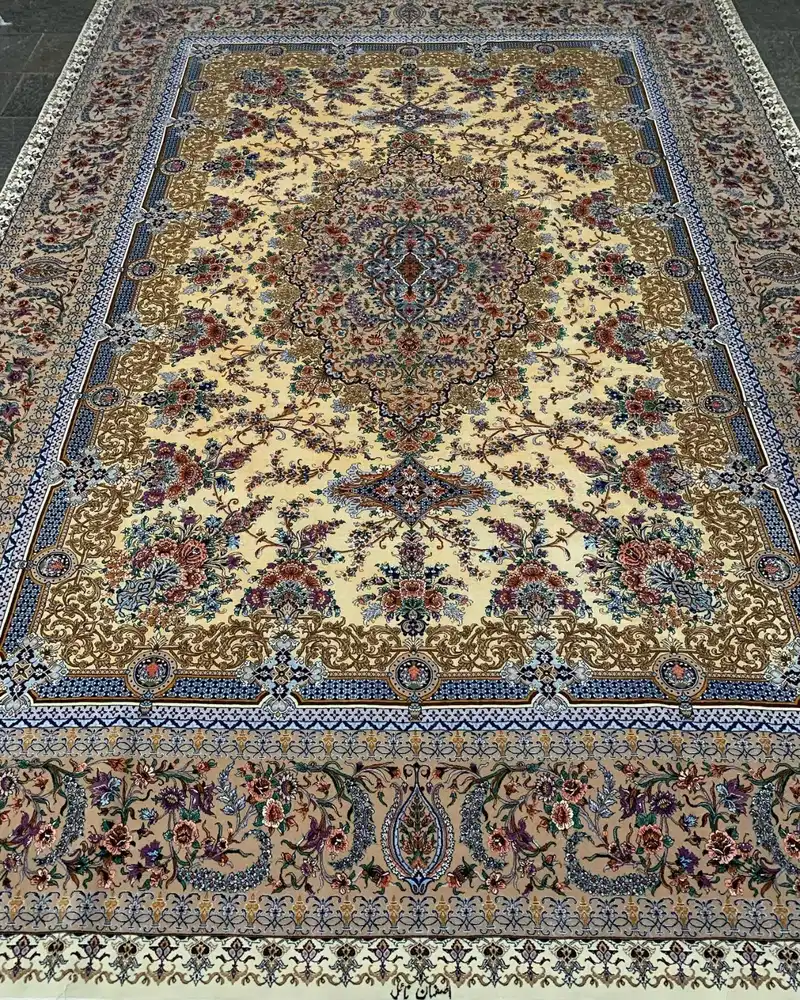سجادة أصفهان فارسية معقودة يدوياً — ميدالية باقة زهرية ذهبية عاجية — 250 × 350 cm, PRR-IS-053