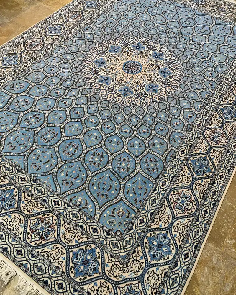 Isfahan handgeknüpfter Perserteppich — Himmelblaues Kuppel-Radialmedaillon — 210 × 318 cm — Winkelansicht