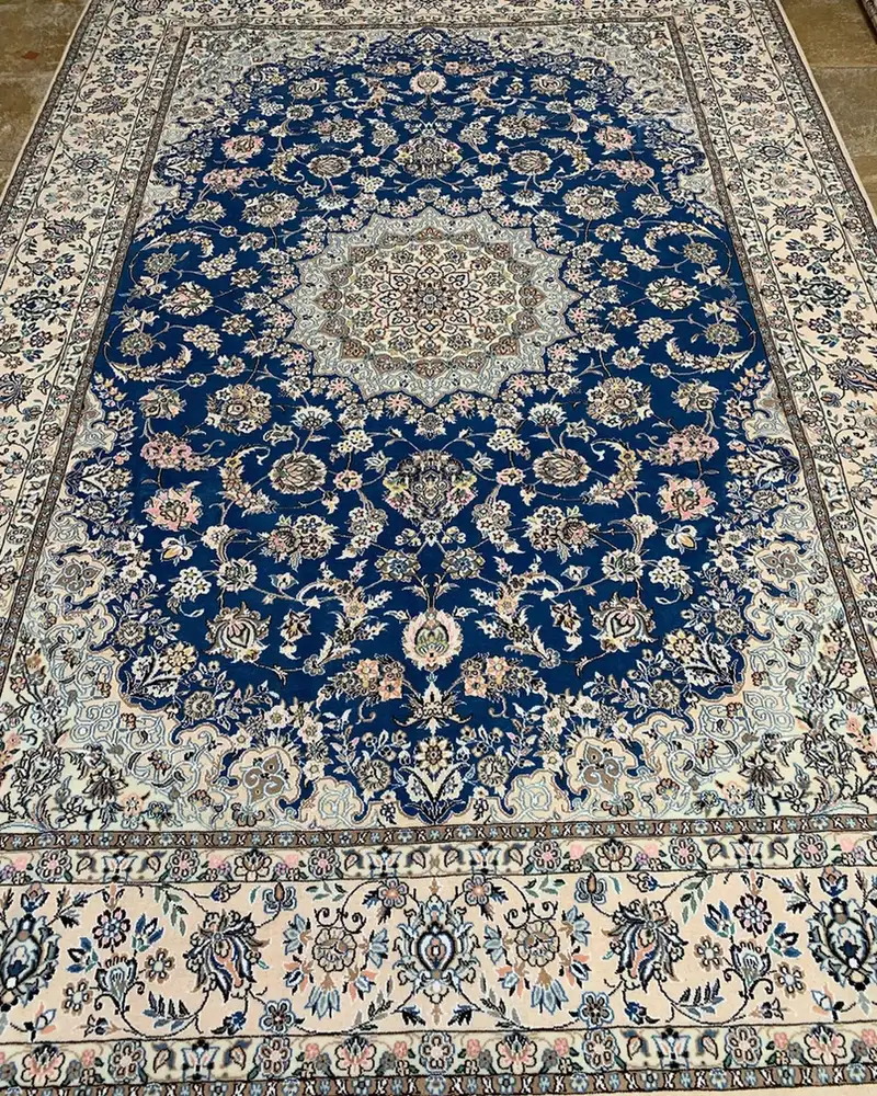 سجادة أصفهان فارسية معقودة يدوياً — ميدالية وردة عاجية باللون الكحلي الليلي — 200 × 300 cm, PRR-IS-065