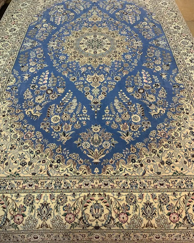 سجادة أصفهان فارسية معقودة يدوياً — ميدالية زهرية كبيرة بالأزرق البودري — 200 × 300 cm, PRR-IS-067