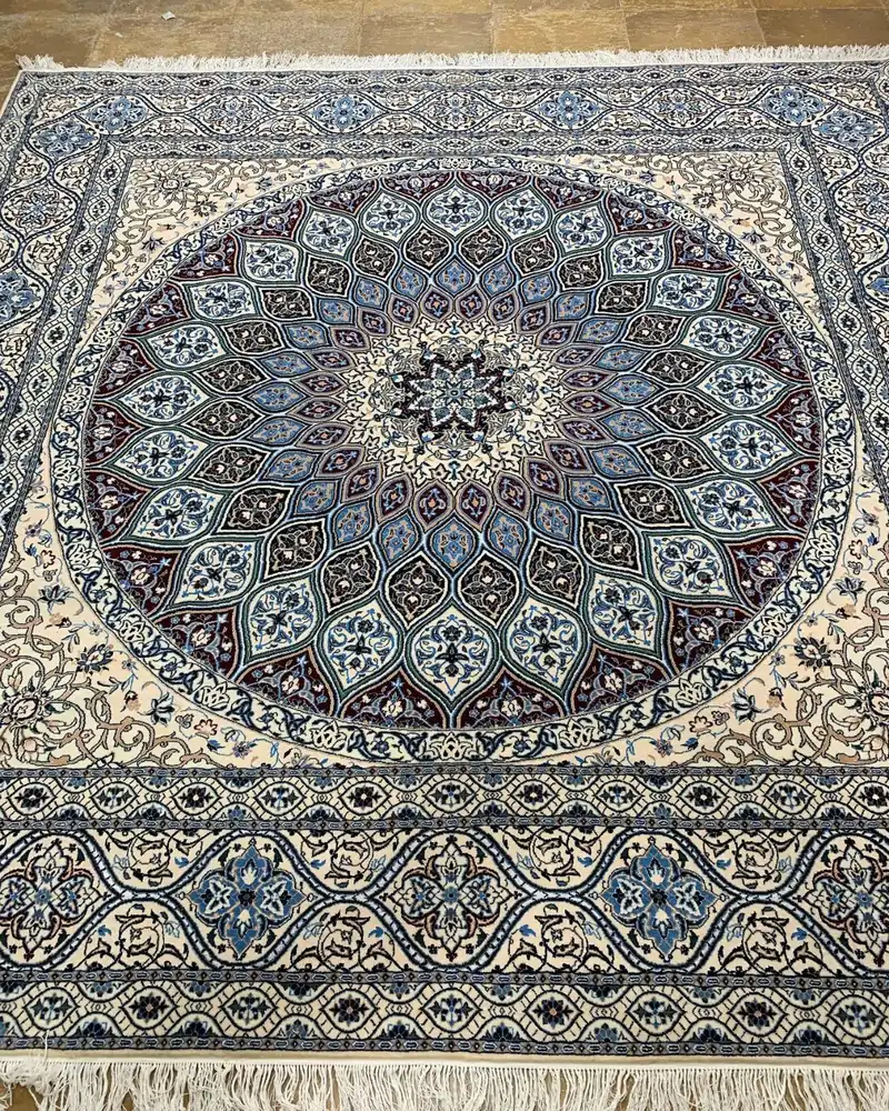 سجادة أصفهان فارسية — ميدالية قبة مربعة عاجية وكحلية — 250 × 250 cm, PRR-IS-072