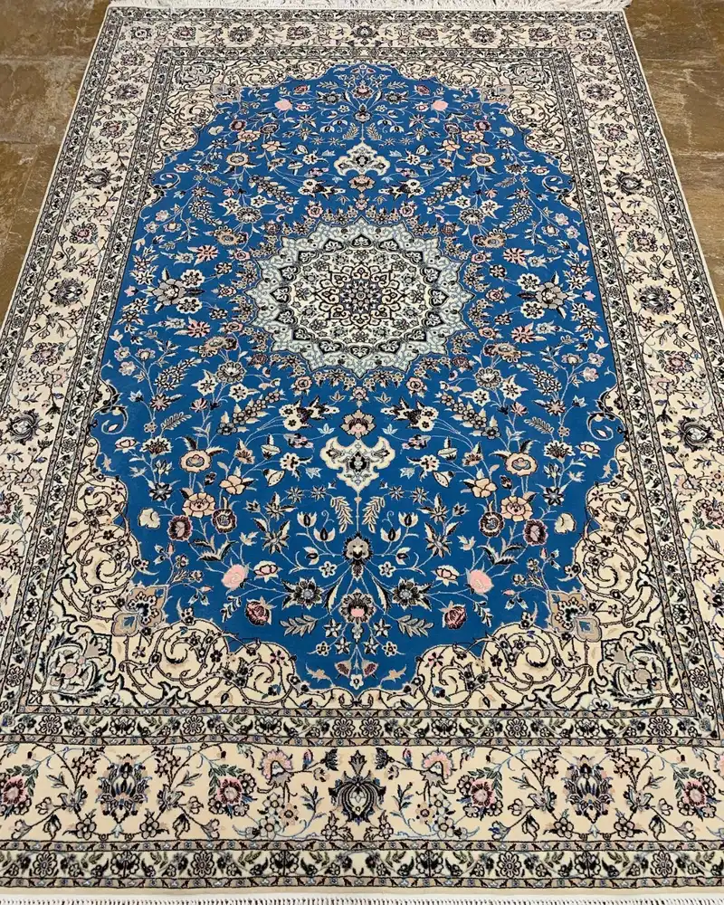 سجادة أصفهان فارسية — قاليتشه زرقاء لازوردية بميدالية زهرية — 160 × 240 cm, PRR-IS-083