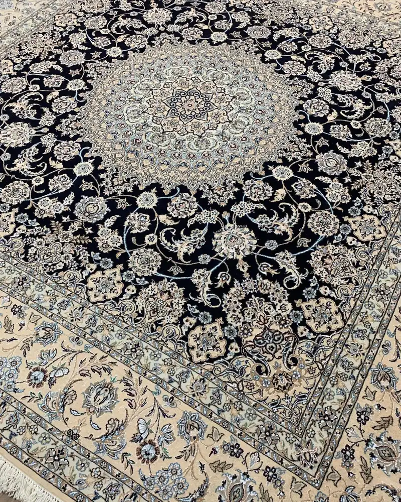 فرش دستباف اصفهان — ترنج گلدار سرمهای تیره — 300 × 300 cm