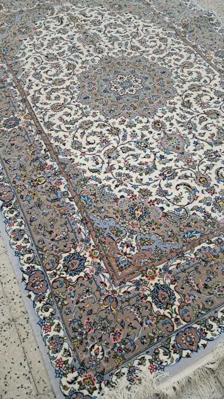 Verified detail view of PRR-KH-037 showing the central medallion, silk floral motifs and pearl-toned field