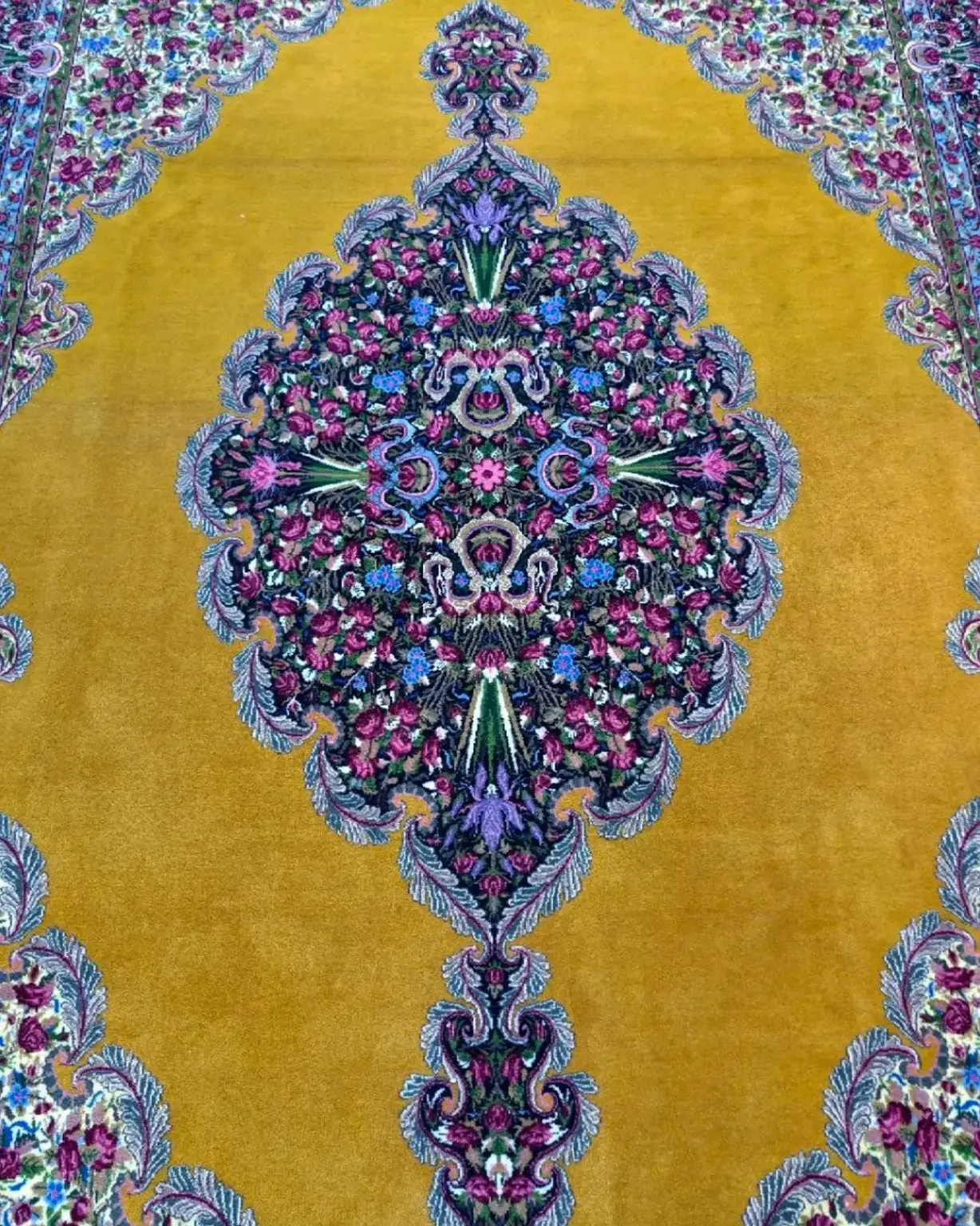 Saffron Crown Medallion of Kerman — medallion detail