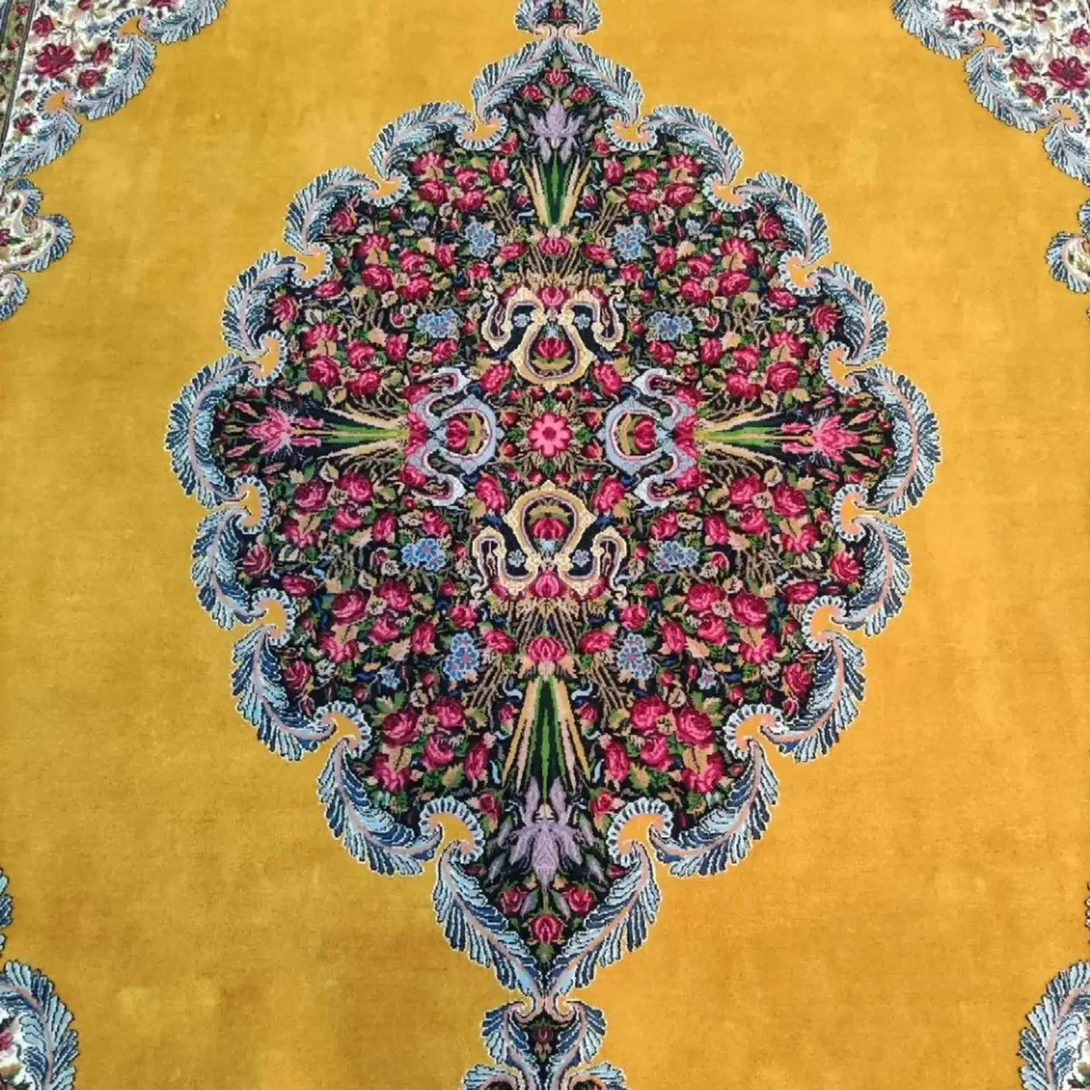 Golden Rose Majesty — medallion detail