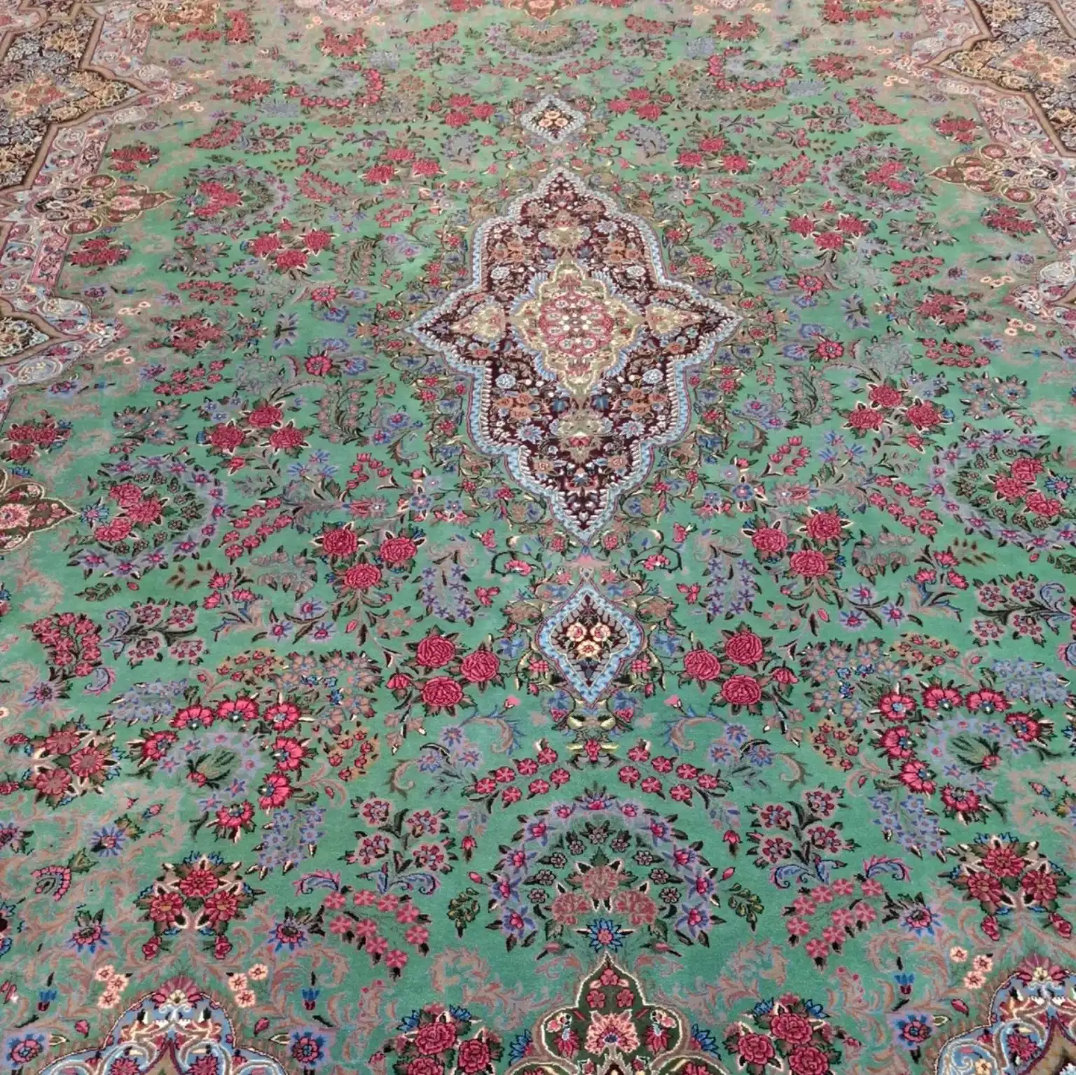 Verdant Rose Sovereign — detail 1