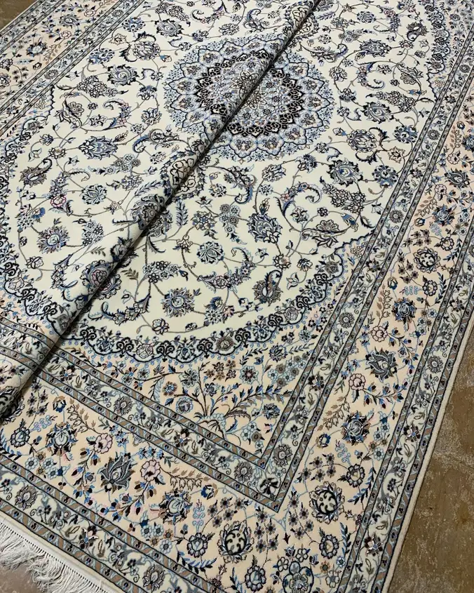 Nain İran El Dokuması Halı Çifti — Fildişi Mavi Rozetli Madalyon — 200 × 300 × 2 cm — 2