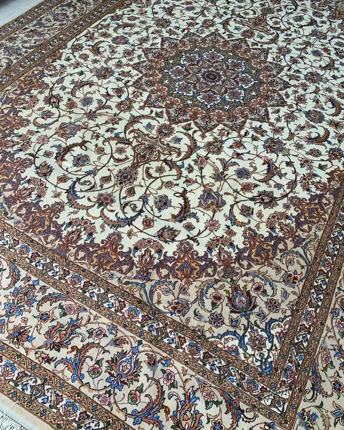 Naein handgeknüpfter Perserteppich — Elfenbeinfarbenes Rosen-Blumenmedaillon — 300 × 400 cm — Produktbild 3