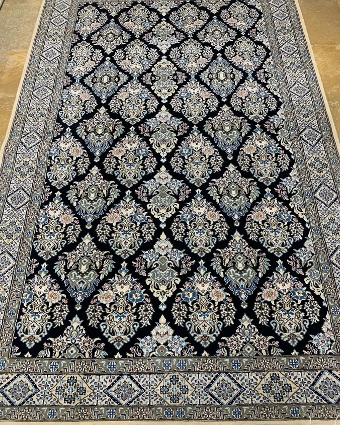 سجادة نايين فارسية معقودة يدوياً — نقشة سعف زهرية شاملة على أرضية سوداء — 160 × 240 cm, PRR-NN-094