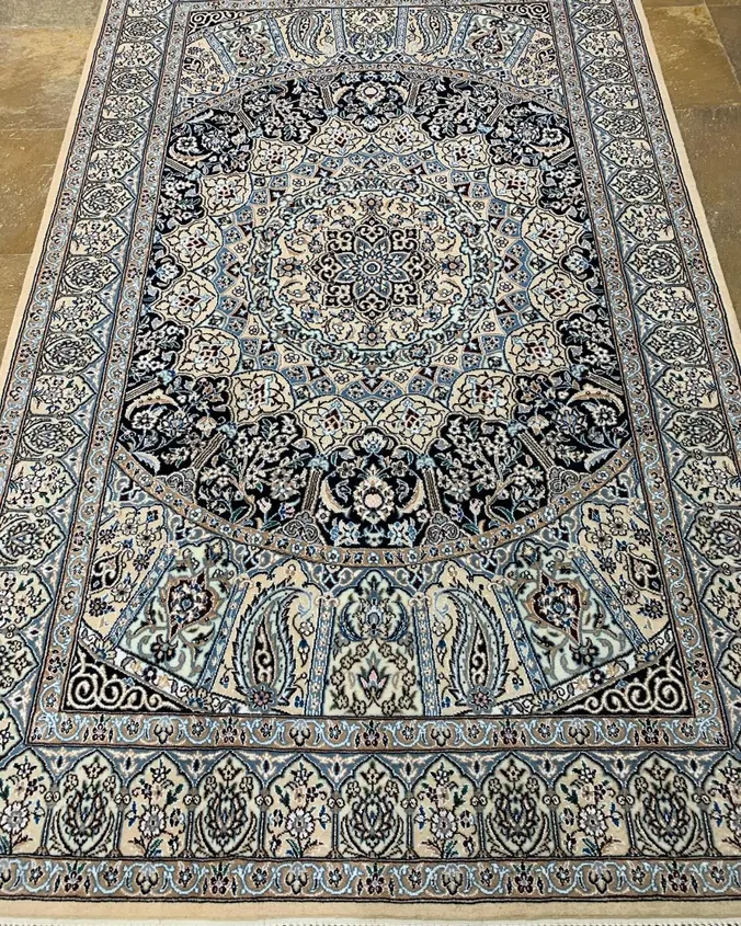 سجادة نايين فارسية معقودة يدوياً — ميدالية دائرية معمارية عاجية — 160 × 240 cm, PRR-NN-096