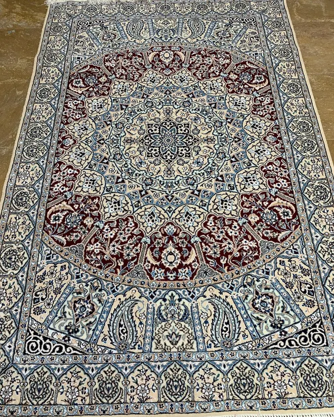 سجادة نايين فارسية معقودة يدوياً — ميدالية دائرية معمارية عنابية — 130 × 200 cm, PRR-NN-101
