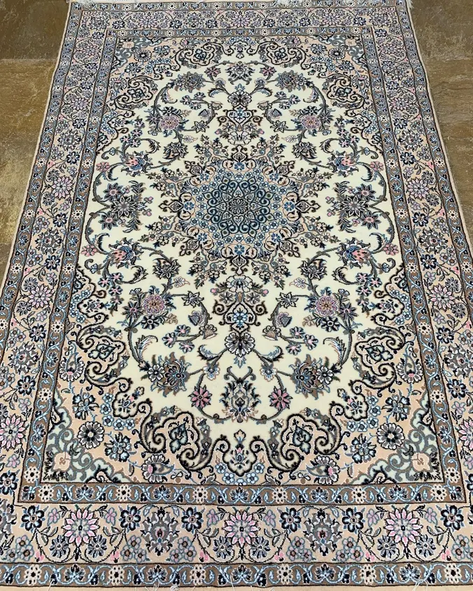 سجادة نايين فارسية معقودة يدوياً — ميدالية زهرية عاجية وزرقاء — 130 × 200 cm, PRR-NN-102