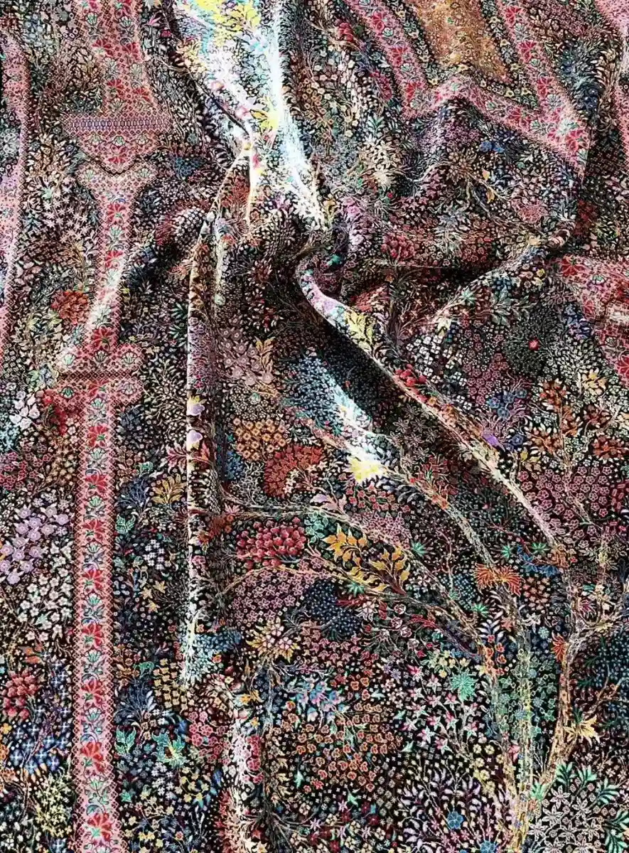 Rosewood Garden of Nightingales Silk Rug — Tapis en pure soie — additional image 1